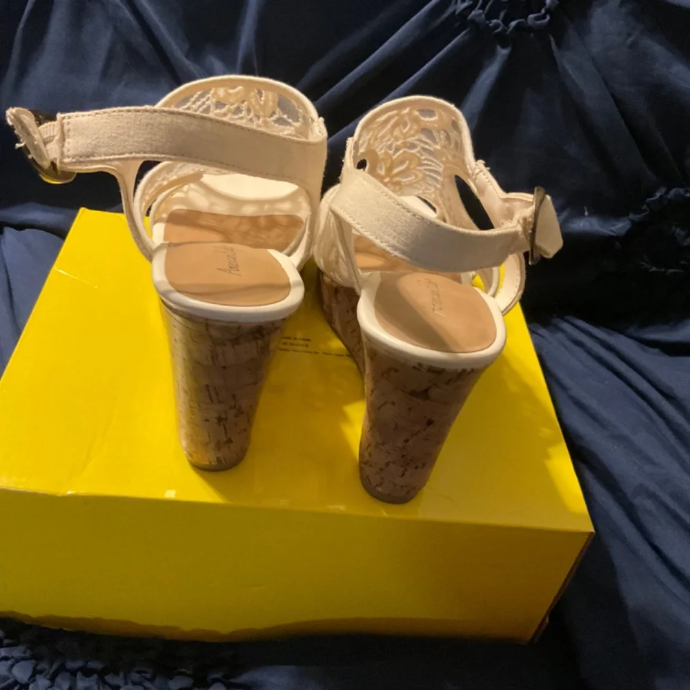 American Eagle Wedge Platform Comfort White Shoe. Size 9  Classy - Picture 3 of 4